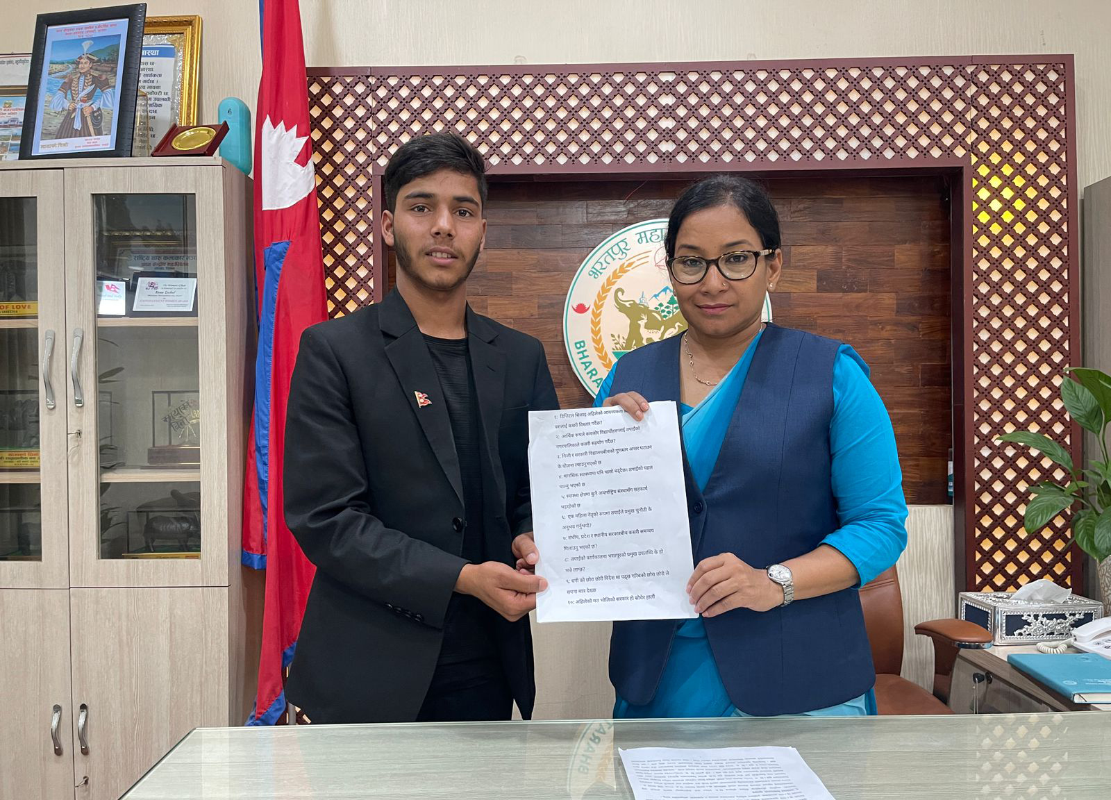 भरतपुर महानगरपालिकाकी प्रमुख रेनु दाहाल संग बाल सञ्जालका अध्यक्ष हेमराज उपाध्यय दाहाल